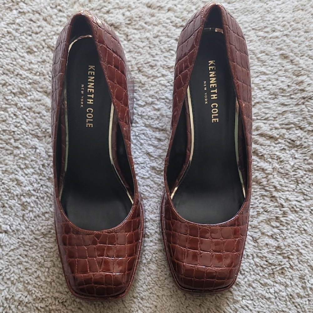 Kenneth Cole Bri Platform Pump Women's Croc-Embossed Heels in Rich Brown